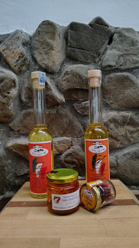 Collezione di prodotti allo zafferano Torre Memoriola: zafferano puro in stimmi, miele artigianale aromatizzato allo zafferano, liquore allo zafferano e zenzero e liquore allo zafferano. Prodotti italiani di alta qualità, ideali per arricchire piatti gourmet, dolcificare bevande e creare cocktail raffinati.