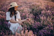 Load image into Gallery viewer, Ragazza con cappello bianco Lavanda torre memoriola Oltrepo pavese pavia boiolo Exparà Folgore Woman lavander
