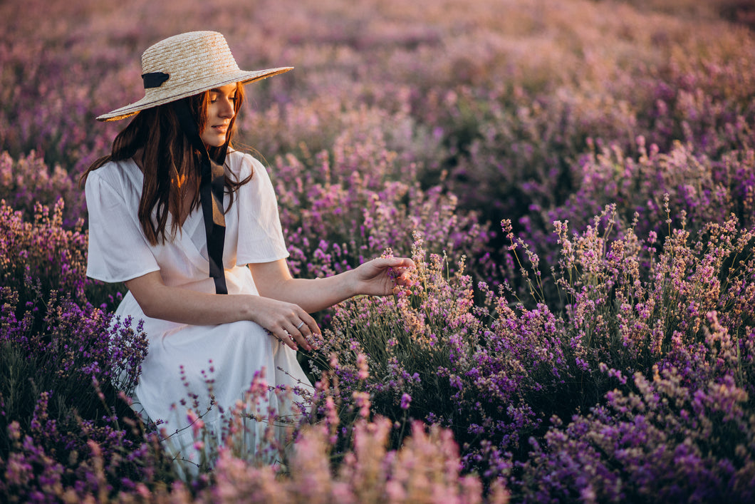 Ragazza con cappello bianco Lavanda torre memoriola Oltrepo pavese pavia boiolo Exparà Folgore Woman lavander